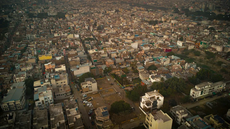 घनी बसावट और रास्तों वाला इंदौर शहर, ऊपर से लिया गया दृश्य