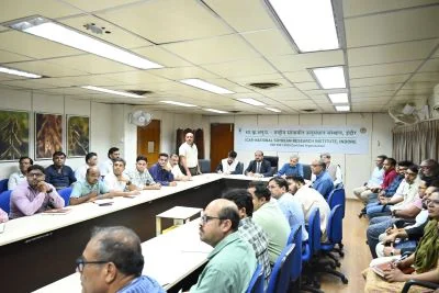 इंदौर में सोयाबीन शोध समीक्षा के दौरान बैठक में बैठे वैज्ञानिक